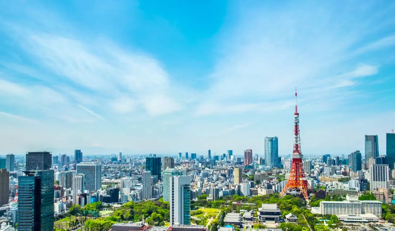 La Tour de Tokyo à Tokyo, au Japon, par une journée d'été lumineuse et ensoleillée