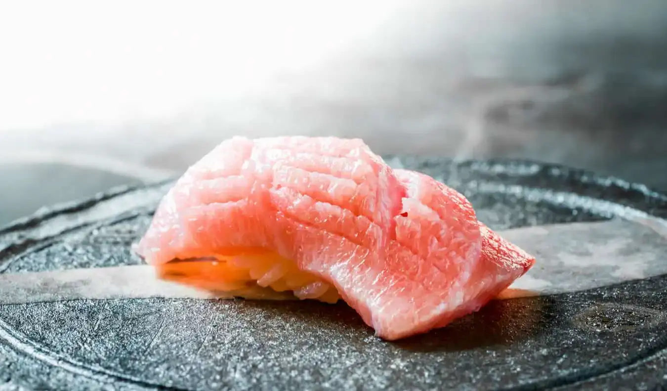 Sushis frais à Tokyo, Japon sur une assiette en attente d'être mangés