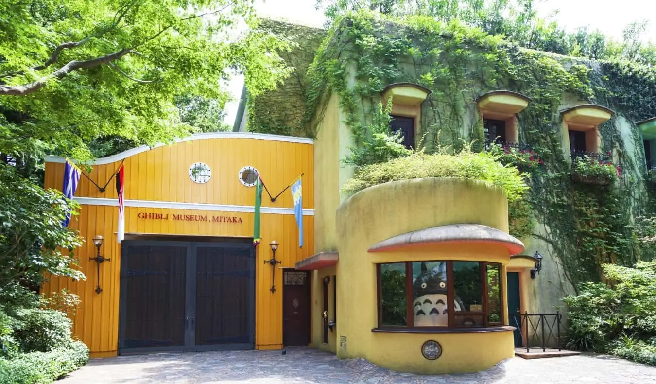 Une ruelle étroite et tranquille à Tokyo, au Japon, avec des bars bordant la rue