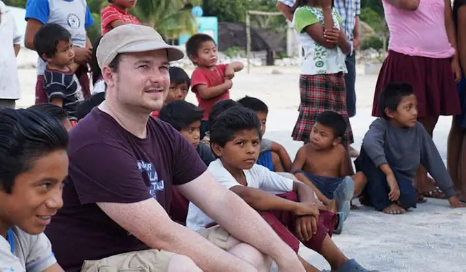Benny falando a língua local com crianças