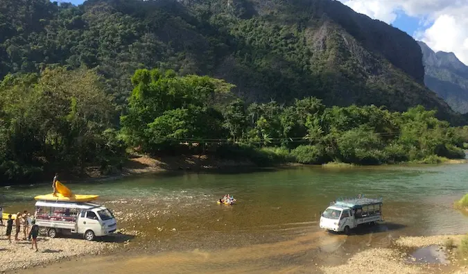 Autobus e trasporti con zaino in spalla a Vang Vieng, Laos