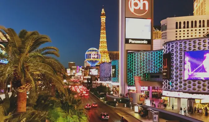 Calles concurridas y luces brillantes de Las Vegas por la noche