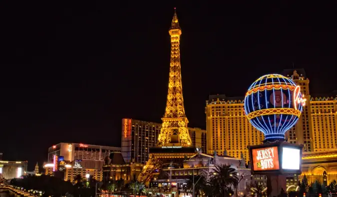 La Torre Eiffel en Las Vegas de noche
