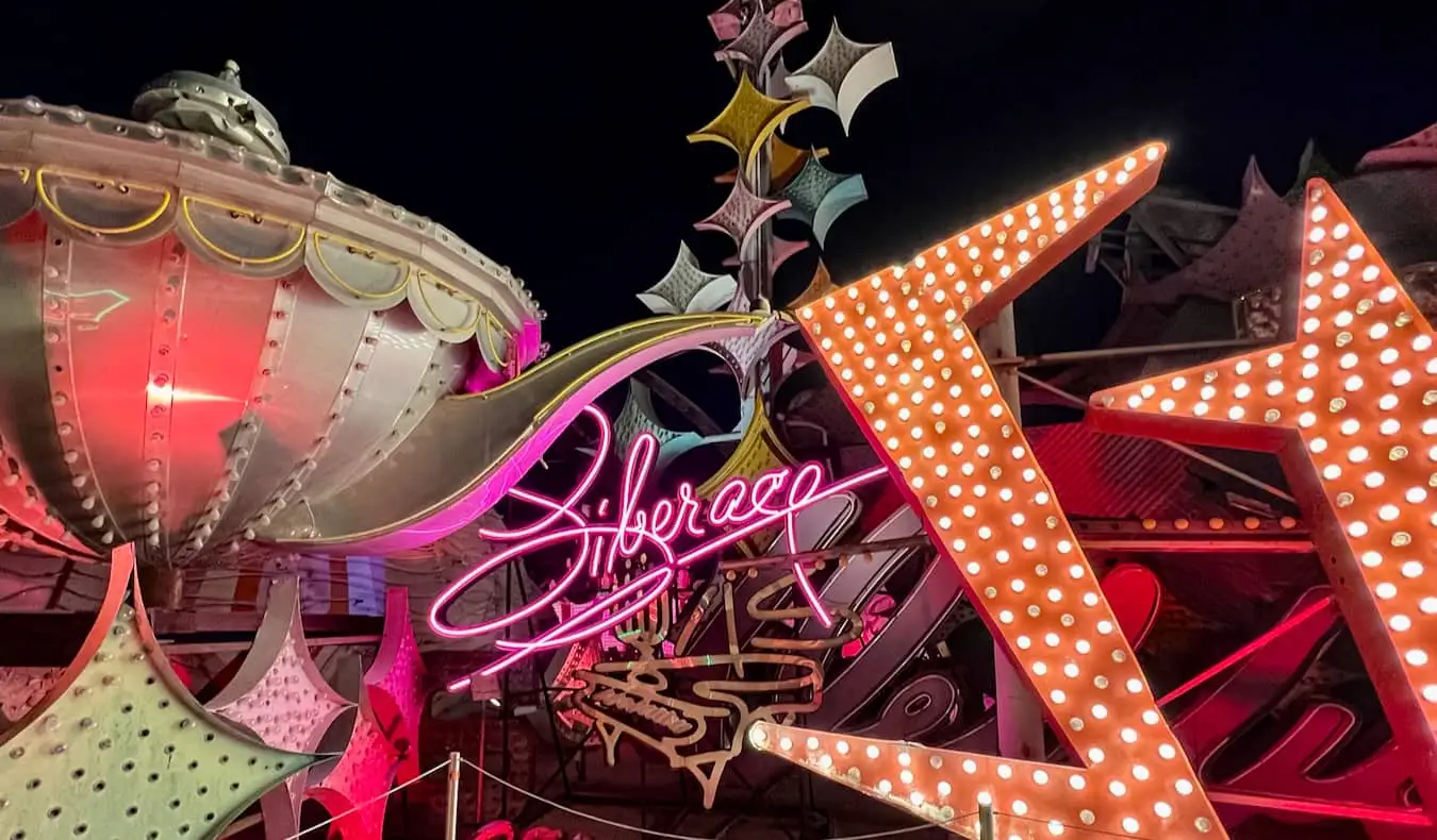 Le célèbre musée du néon illuminé la nuit à Las Vegas, Nevada