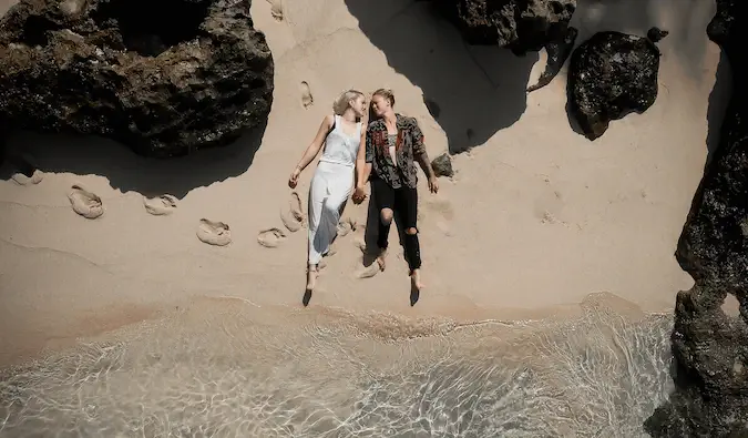 Charlotte et Natalie sur une plage de Bali
