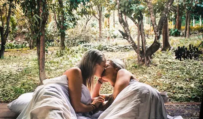 Charlotte et Natalie dorment dans une jungle en Thaïlande