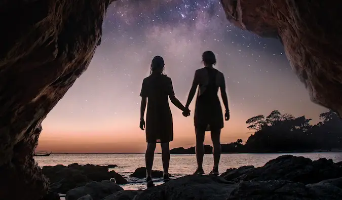 Charlotte et Natalie devant un ciel étoilé en Asie