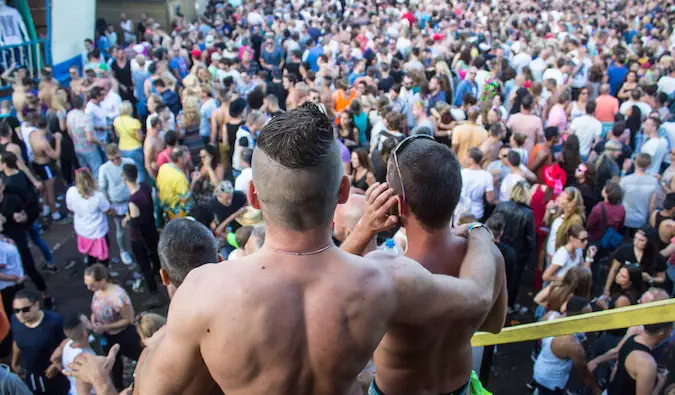 Hommes lors d'un festival de musique queer néerlandais appelé festival milkshake à Amsterdam, aux Pays-Bas