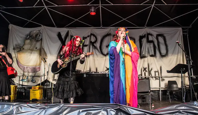 Des artistes de drag habillés à Kreuzberg, événement de la fierté LGBT à Berlin