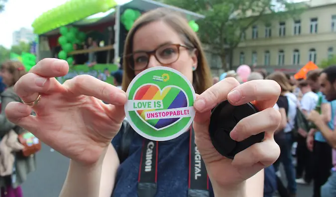 Une fille tenant un amour LGBT est imparable coincée lors d'un événement à Berlin, en Europe