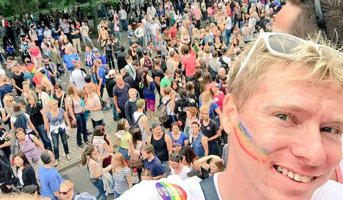 Adam Groffman, un voyageur gay lors d'un événement de la fierté gay à Berlin, en Allemagne