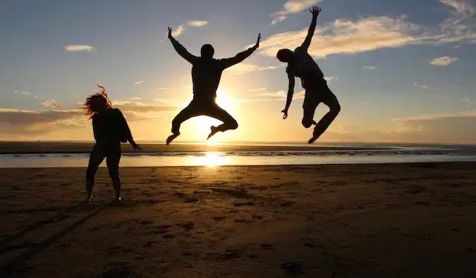 El viajero vegano Chris salta durante una foto del atardecer en California