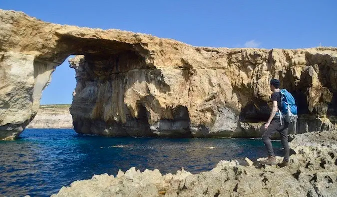 El viajero vegano Chris Oldfield en Azure Window en Malta