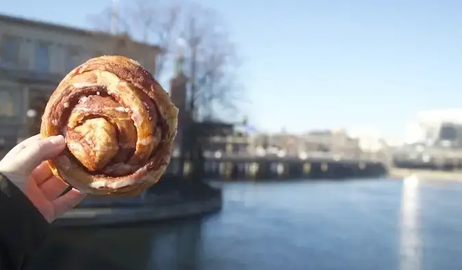 Un panecillo de canela vegano en Estocolmo, Suecia