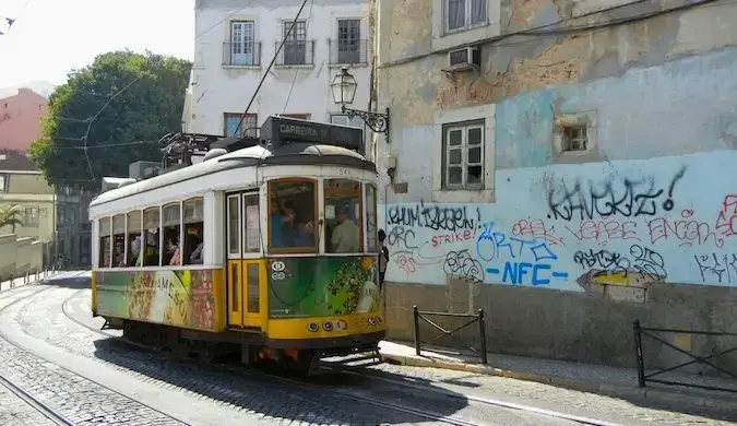 téléphérique et rue pavée à Lisbonne