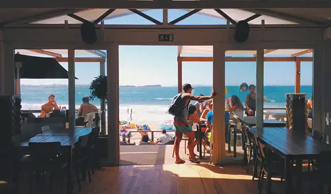 Uma conversa em um bar perto de uma praia