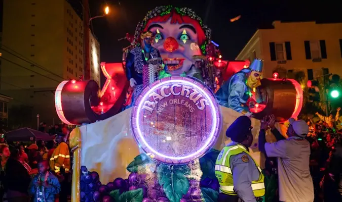 Grand char lumineux sur Bourbon Street