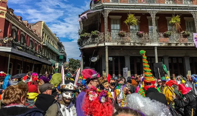 Les participants du Mardi Gras en costume sur Bourbon Street