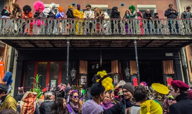 Les spectateurs regardent le défilé du Mardi Gras