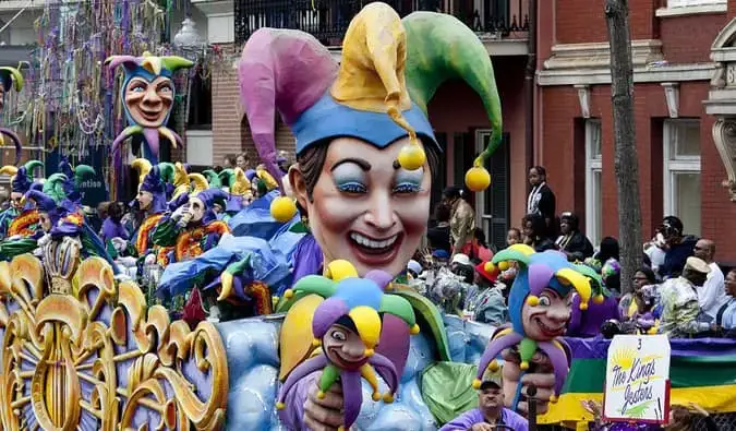 L'un des nombreux chars du défilé du Mardi Gras à la Nouvelle-Orléans, aux États-Unis