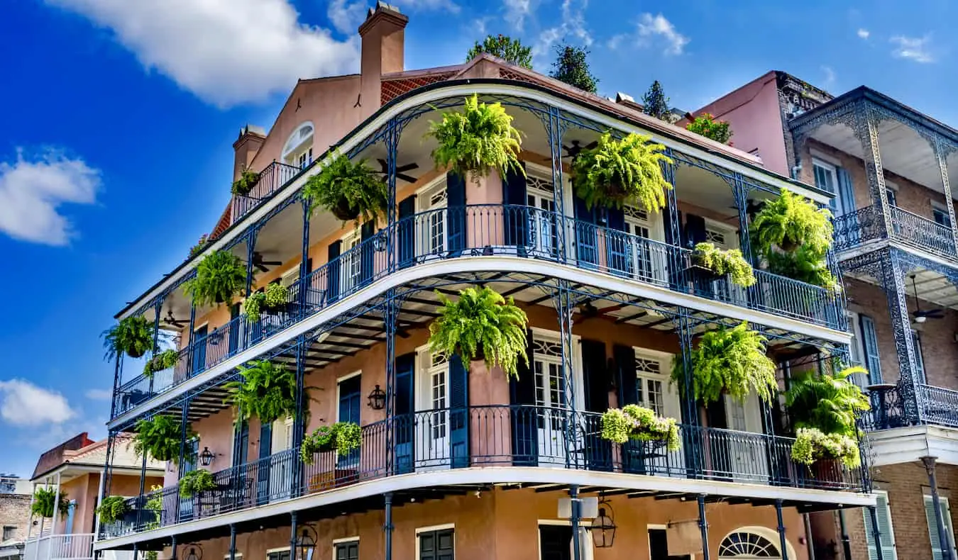 Un grand bâtiment historique dans le quartier français de la Nouvelle-Orléans, aux États-Unis, par une journée ensoleillée