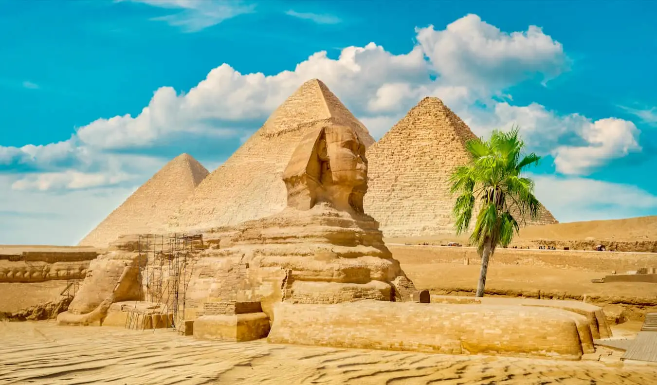 As imponentes pirâmides no deserto do Egito, com a misteriosa Esfinge em primeiro plano