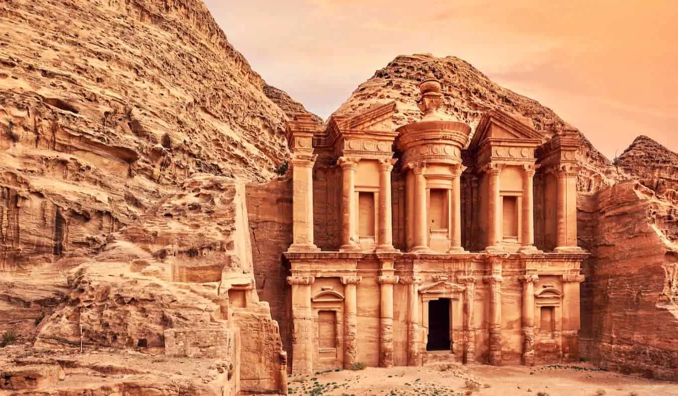 A entrada icônica das ruínas de Petra, patrimônio da UNESCO na Jordânia