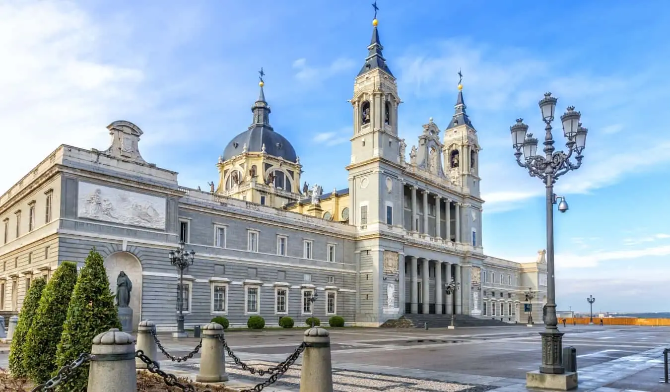 L'extérieur de la cathédrale de l'Almudena à Madrid, Espagne