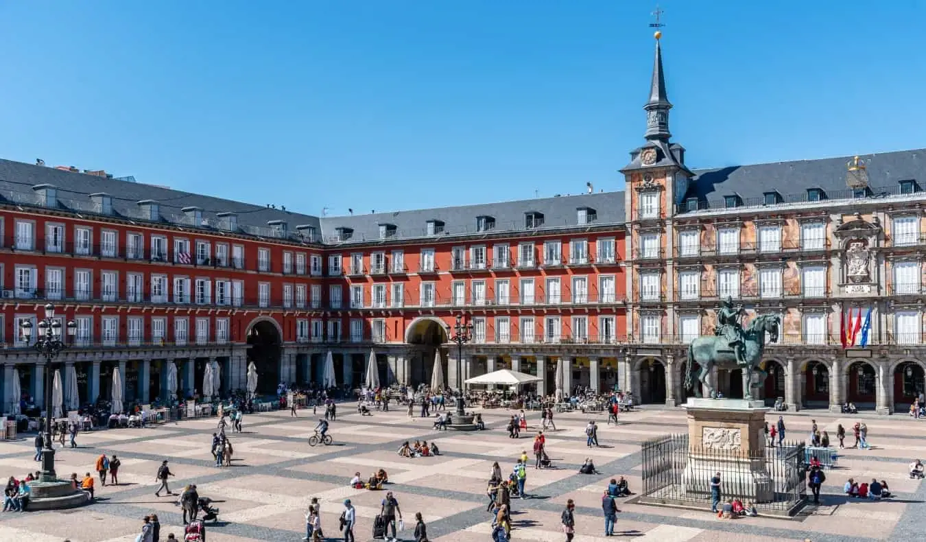 La vaste Plaza Mayor, une place historique à Madrid, Espagne
