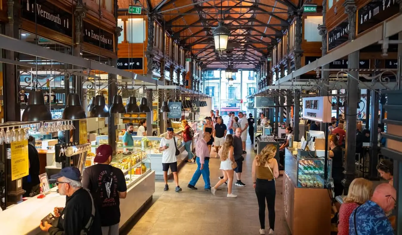 Les gens marchant dans les allées du marché couvert historique, Mercado de San Miguel, à Madrid, Espagne