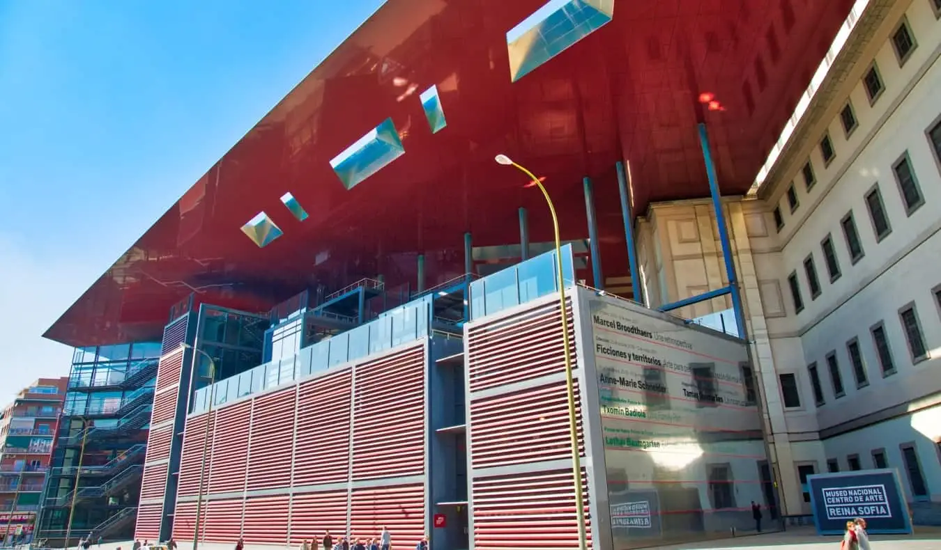 L'extérieur du musée Reina Sofía, avec un toit rouge vif et un design moderne, à Madrid, Espagne