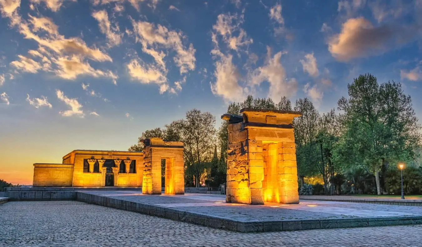 L'ancien temple de Debod illuminé la nuit à Madrid, Espagne