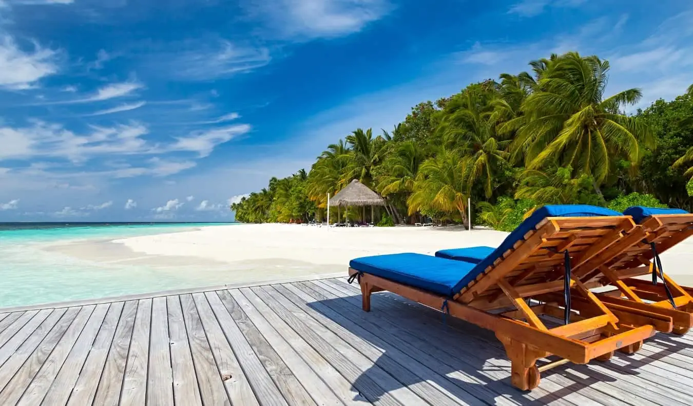 Chaises longues donnant sur l'océan cristallin aux Maldives