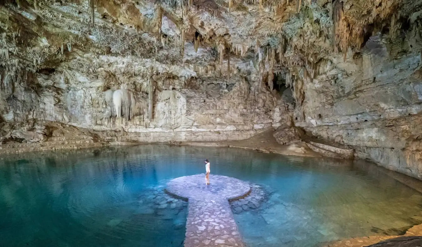Viena sieviete ceļotāja Kristīna Addisa Meksikā bauda milzīgu cenote pazemē