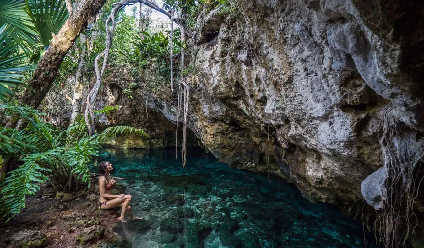 Viena sieviete ceļotāja Kristīna Addisa Meksikā atpūšas pie džungļu cenote