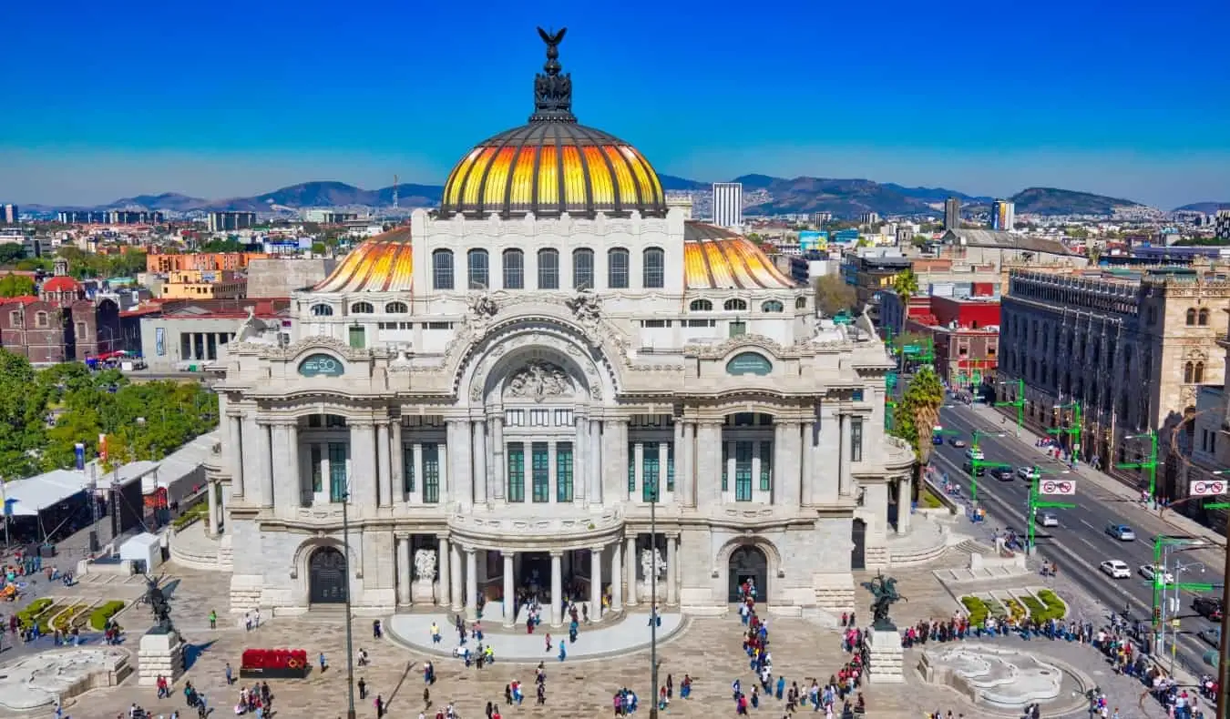 Palacio de Bellas Artes i jugendstil med sitt vakre, kuppelformede tak på en solrik dag i Mexico City, Mexico