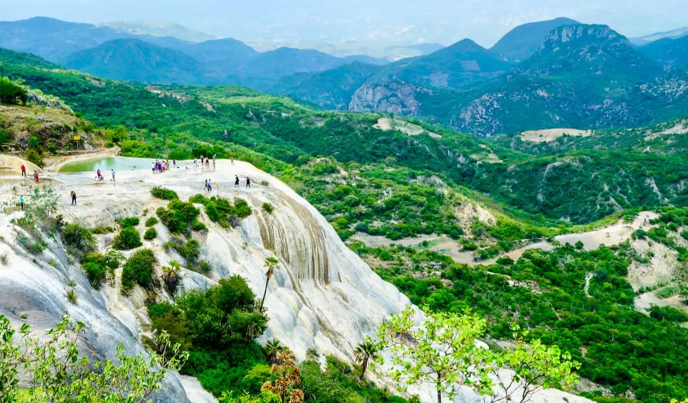 Hierve el Agua havuzlarında yüzen insanlar ve Oaxaca, Meksika yakınlarında düşüyorlar