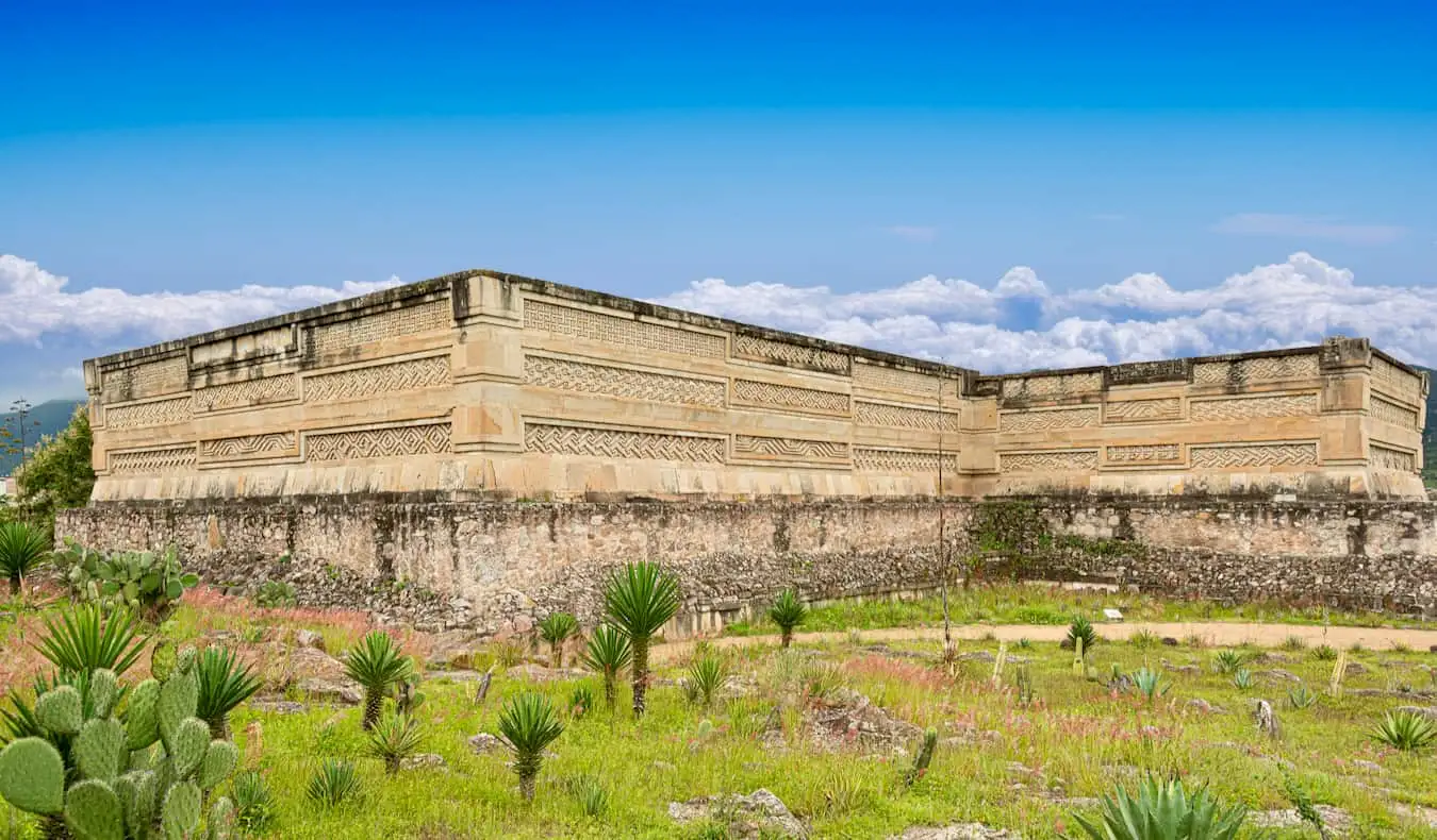Oaxaca yakınlarındaki Kolomb öncesi tarihi bir yer olan Mitla'nın devasa kalıntıları