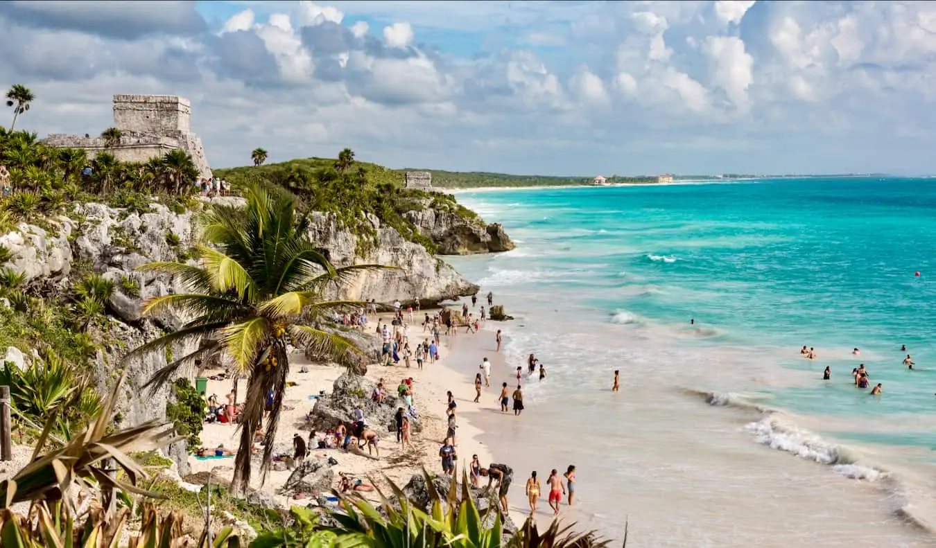 Les célèbres plages de Tulum, au Mexique, avec des ruines mayas qui se profilent sur la falaise au-dessus