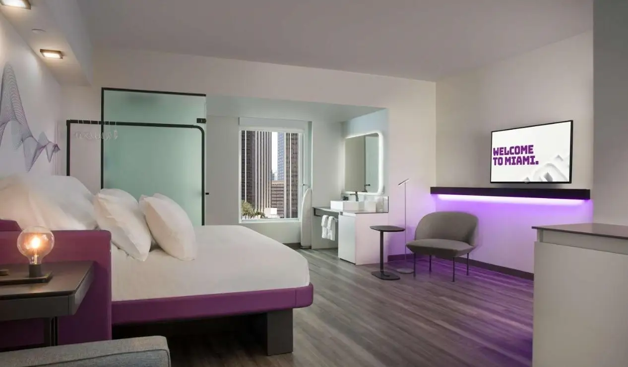 Chambre d'hôtel au design minimaliste avec des couleurs violettes au Yotel à Miami, en Floride
