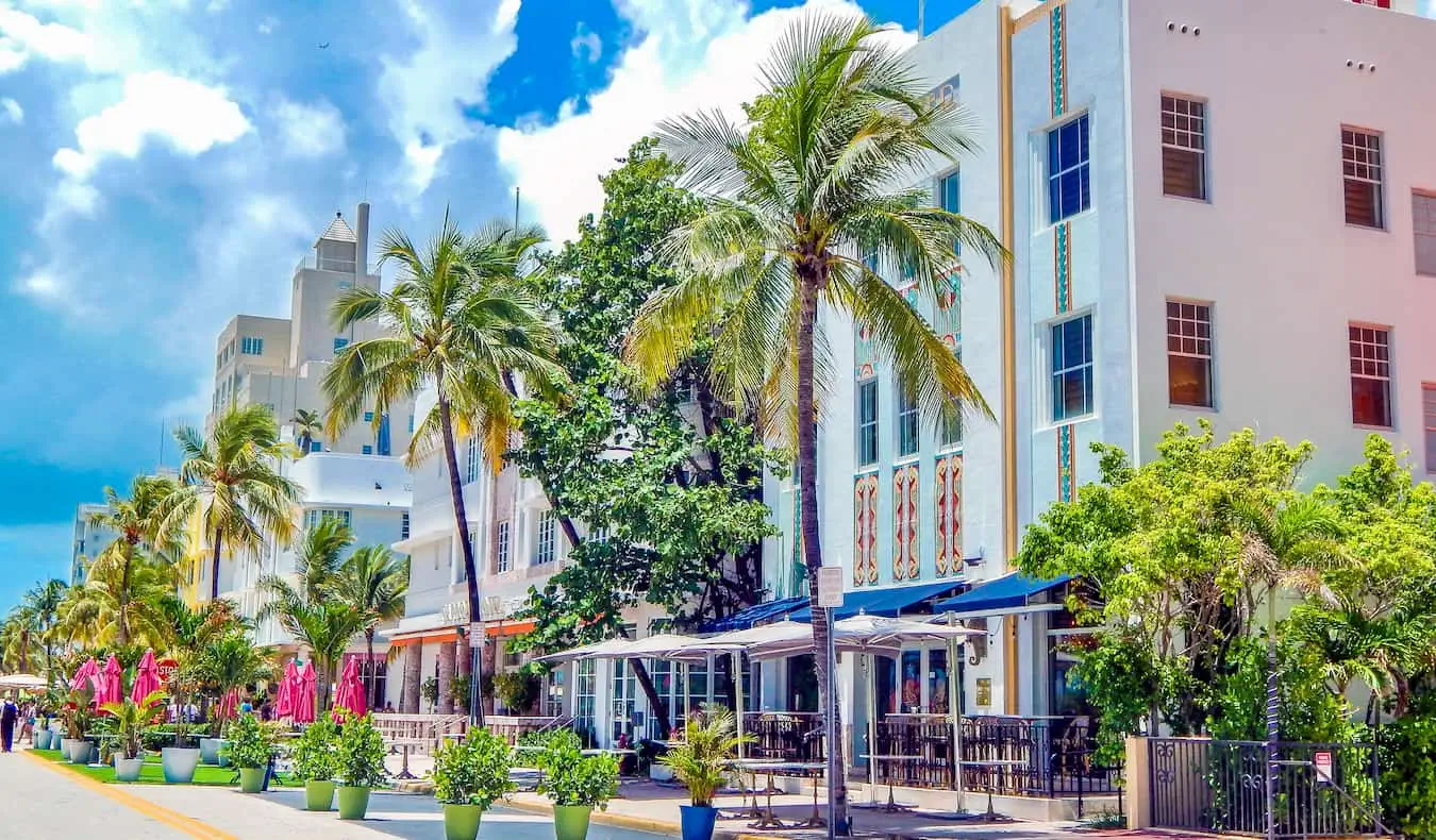 Encantadors edificis art déco al llarg d'Ocean Drive a South Beach, Miami en un dia assolellat