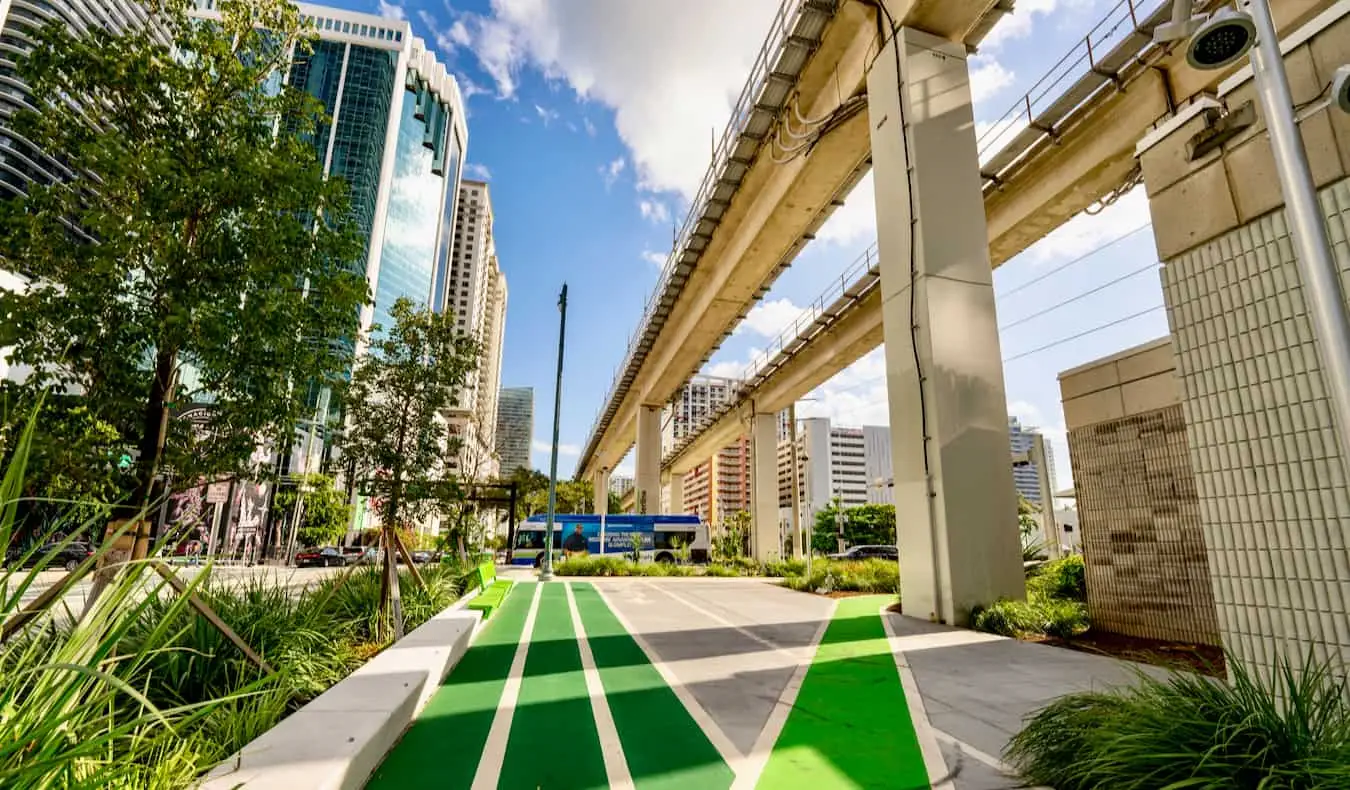 The Underline, un camí a peu a Brickell, Miami en un dia assolellat a la ciutat