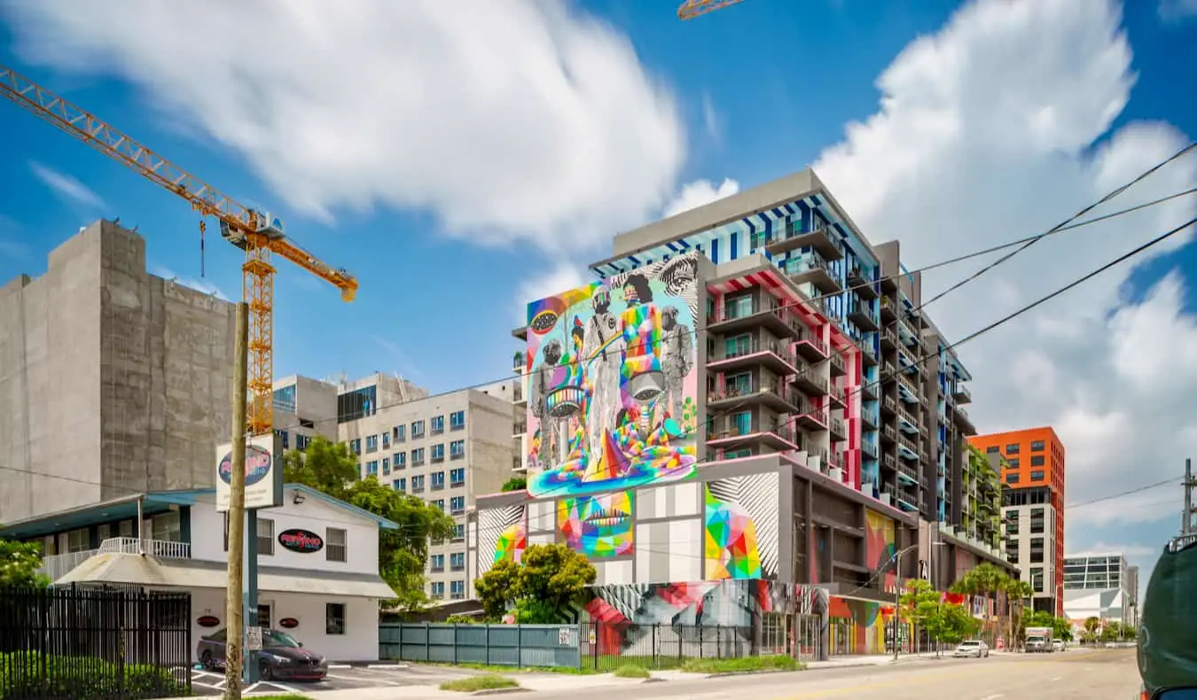 Un edifici cobert amb un mural brillant i acolorit a Wynwood, Miami