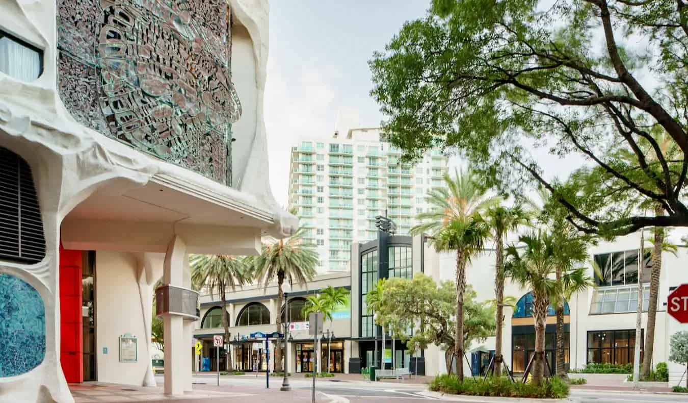 Un carrer tranquil en una zona exclusiva de Coconut Grove a la assolellada Miami, Florida