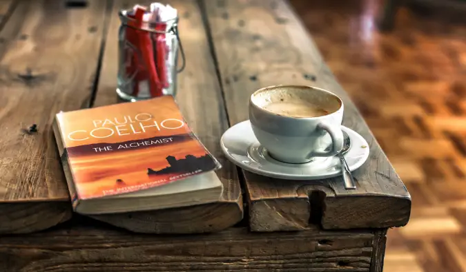 Ein Buch, das auf einem Tisch ruht