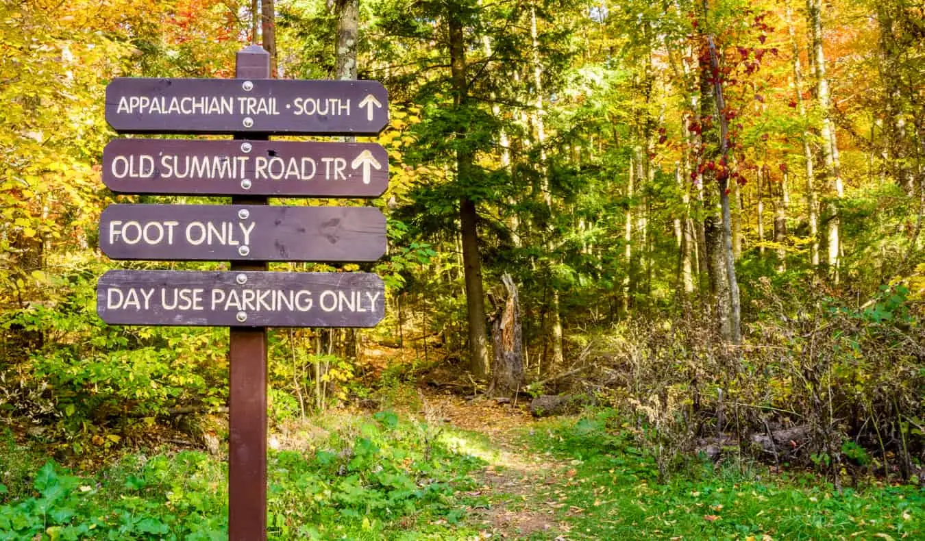 Un vieux panneau de randonnée dans la forêt près du mont Greylock dans les Berkshires
