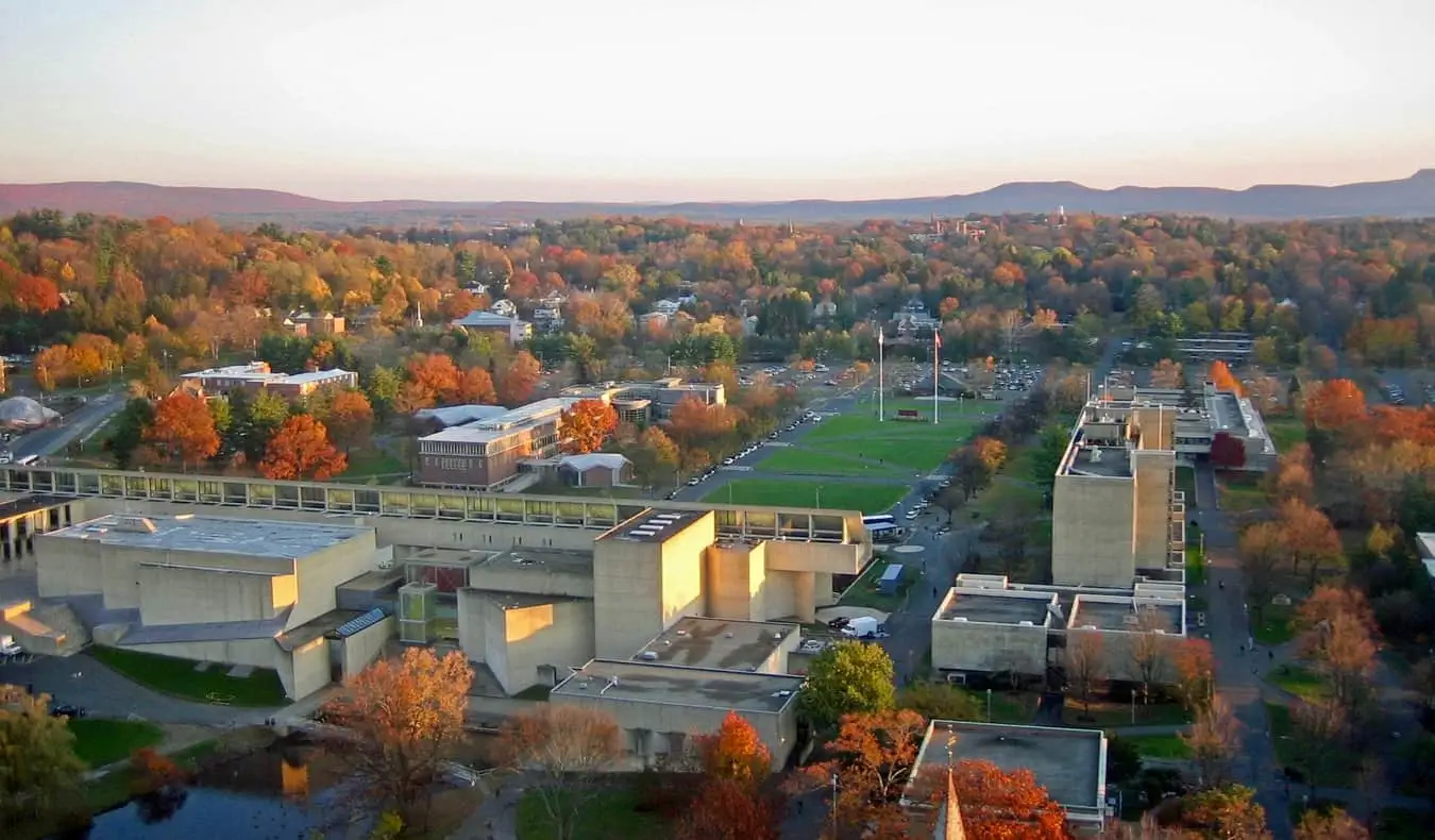 Une vue aérienne du campus UMass à Amherst, Massachusetts