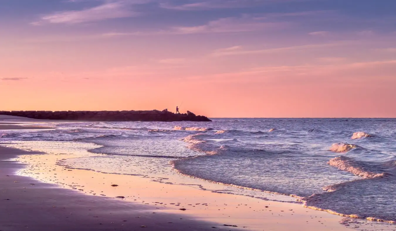 Un coucher de soleil violet sur les plages de Cape Cod, États-Unis