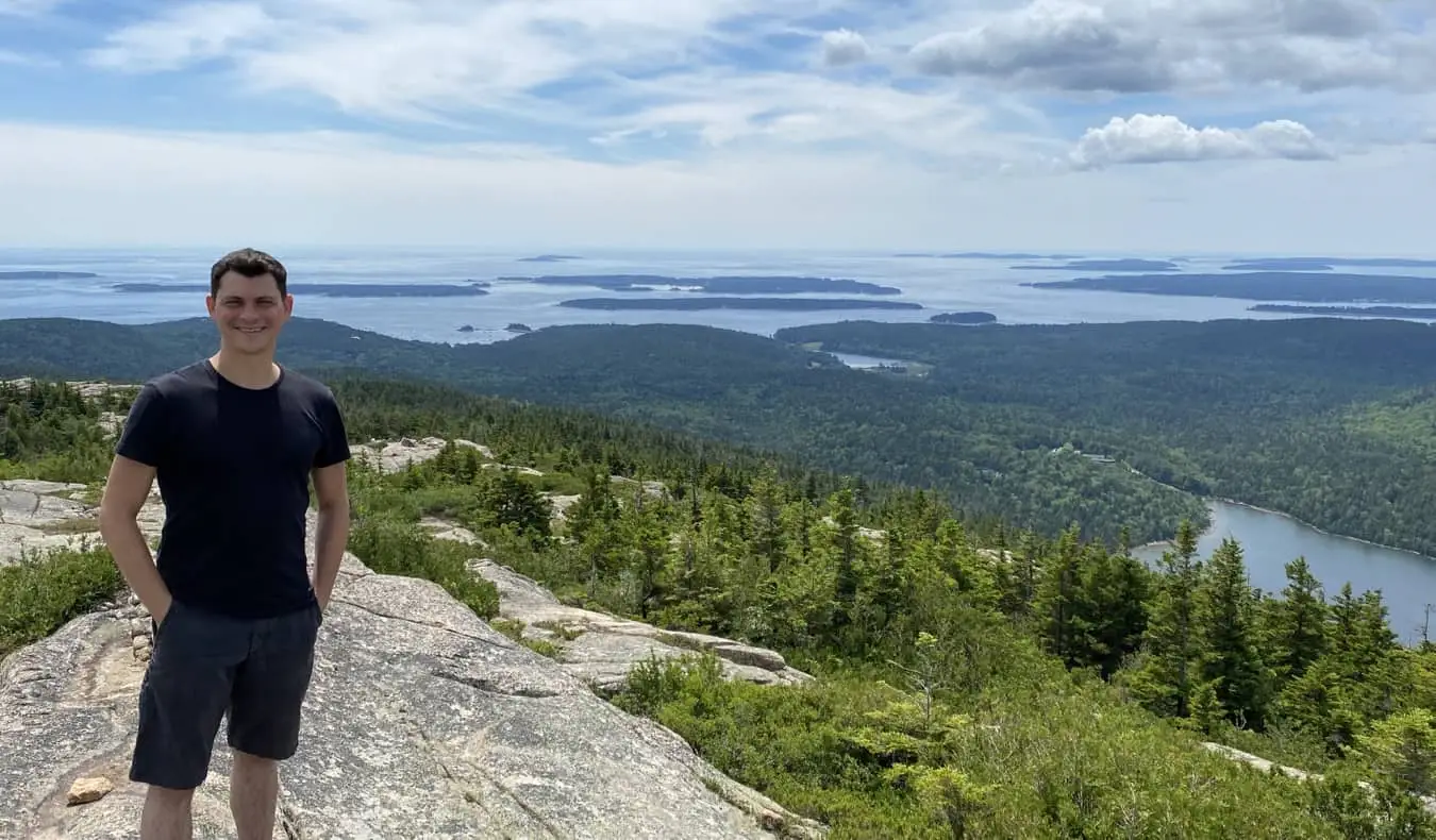Ciel bleu vif dans le parc national Acadia dans le Maine