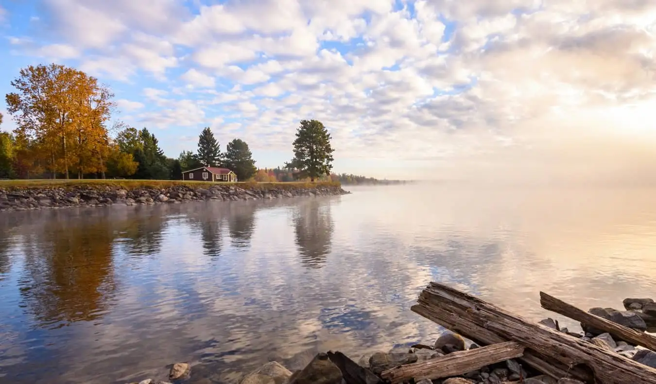 Les eaux calmes du lac Moosehead dans le Maine, États-Unis